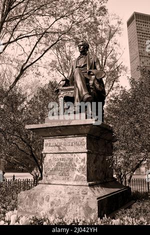 Monument à William H. Seward, l'homme d'État américain du 19th siècle, par Randolph Rogers, situé dans Madison Square Park, NY, NY, USA Banque D'Images