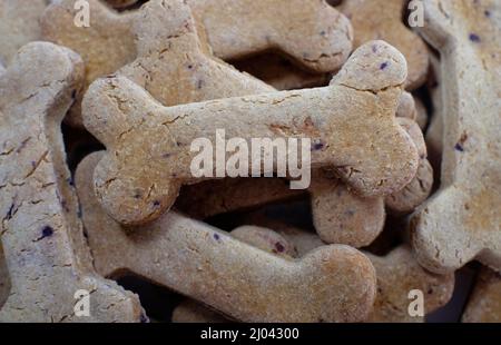 gros plan de petits biscuits en forme d'os pour chiens Banque D'Images