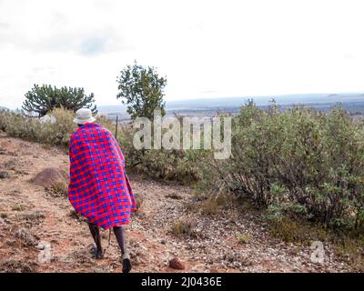 Homme de Lone Masai qui marche à travers les plaines. Maji moto Eco Camp et Maasai le Maasai est un groupe ethnique nilotique qui habite le Kenya Banque D'Images