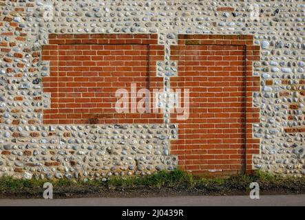 bricolé dans la fenêtre et la porte du cottage, cley, nord de norfolk, angleterre Banque D'Images