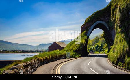 The Antrim Coast Red Arch, Red Bay, Waterfoot, County Antrim, Irlande du Nord Banque D'Images
