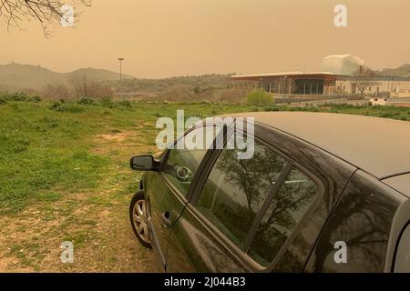 Haze couvre le ciel de l'Espagne en raison de la tempête de Celia et en provenance du désert du Sahara. Banque D'Images