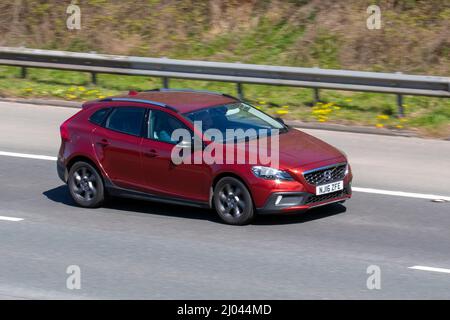 2016 rouge Volvo V40 D2 Cross Country Lux 1969cc diesel 6 vitesses automatique sur l'autoroute M61, Manchester, Royaume-Uni Banque D'Images