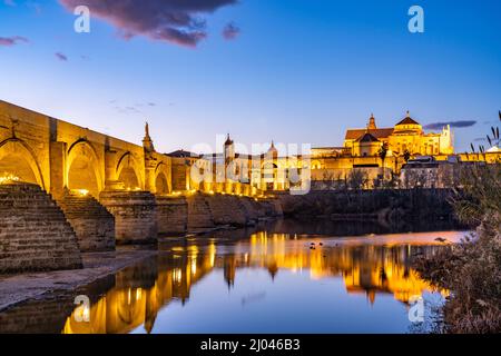 Römische Brücke über den Fluss Río Guadalquivir und die Mezquita - Catedral de Córdoba in der Abenddämmerung, Cordoue, Andalusien, espagnol | Roman b Banque D'Images