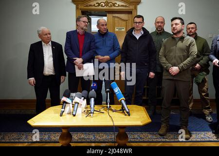 Le Président de l'Ukraine, Volodymyr Zelenskyy, a rencontré le Premier Ministre de Pologne, Mateusz Morawiecki, le Vice-Premier Ministre de Pologne, Jarosław Kaczyński, le Premier Ministre de la République tchèque, Petr Fiala, et le Premier Ministre de Slovénie, Janez Janša, qui sont arrivés à Kiev. (PHOTO: Bureau de presse présidentiel de l'Ukraine) Banque D'Images