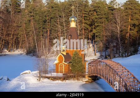 Petite église en bois de Saint-André le premier-appelé sur une île au milieu de la rivière gelée Vuoksa. Leningrad, Russie Banque D'Images