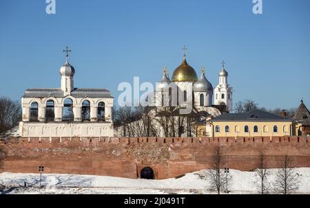 Veliky Novgorod Kremlin en hiver. Beffroi et dômes de la cathédrale Sainte-Sophie sur le mur de la forteresse Banque D'Images