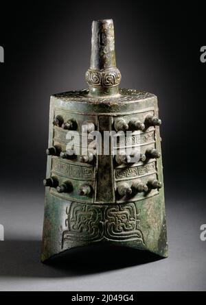 Cloche (Zhong) avec dragons et spirales. Chine, probablement province de Shaanxi, fin de la dynastie occidentale de Zhou, environ 850-771 avant J.-C. Outils et équipement; instruments de musique. Bronze moulé Banque D'Images