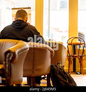 Epsom Surrey Londres, Royaume-Uni, March16 2022 ans, homme assis seul dans un café vide Nero High Street Coffee Shop Banque D'Images