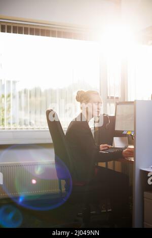 Réaliser le travail une tâche à la fois. Photo rognée d'une femme d'affaires attirante utilisant son ordinateur de travail. Banque D'Images