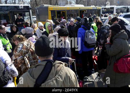 Non exclusif: ODESA, UKRAINE - 16 MARS 2022 - les résidents de Frontline Mykolayiv arrivent par bus d'évacuation à Odesa, dans le sud de l'Ukraine Banque D'Images