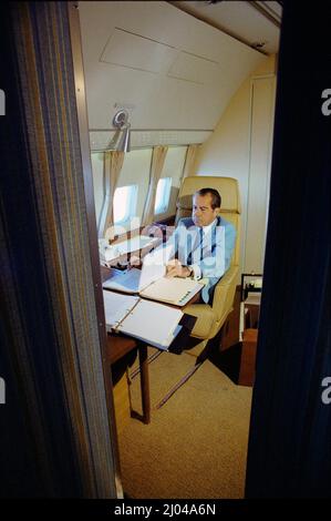 A BORD DE LA FORCE AÉRIENNE UN - 20 février 1972 - le président américain Richard Nixon lit les documents d'information dans son bureau privé à bord de la Force aérienne un, en route vers Banque D'Images