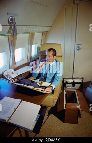 A BORD DE LA FORCE AÉRIENNE UN - 20 février 1972 - le président américain Richard Nixon lit les documents d'information dans son bureau privé à bord de la Force aérienne un, en route vers Banque D'Images