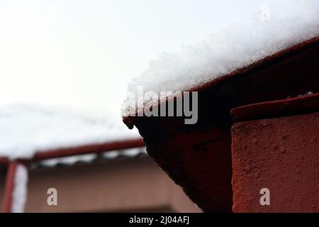 Hiver, hiver, belle neige blanche se trouve sur la surface du toit de la maison. Banque D'Images