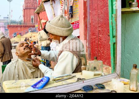 Inde. Varanasi Benares Uttar Pradesh. Salon de coiffure Banque D'Images