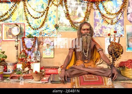 Inde. Varanasi Benares Uttar Pradesh. Un homme Saint (sadhu) Banque D'Images