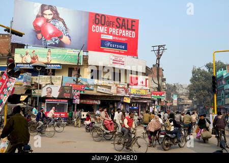 Inde. Varanasi Benares Uttar Pradesh. Rues animées Banque D'Images