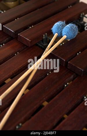 Gros plan d'une paire de maillets reposant sur un clavier xylophone Banque D'Images