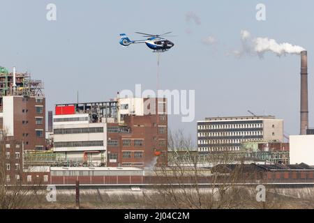 16 mars 2022, Rhénanie-du-Nord-Westphalie, Krefeld: L'eau est tirée du Rhin dans un réservoir d'eau de lutte contre les incendies 'Bambi Bucket' par un hélicoptère Airbus H145 de la police de Rhénanie-du-Nord-Westphalie. La police de Rhénanie-du-Nord-Westphalie a suivi une formation avec le réservoir d'eau d'extinction. Il les utilisera pour fournir un soutien aérien aux pompiers qui éteignent les incendies de forêt. Les « nacelles Bambi » peuvent contenir 820 litres d'eau. Photo : Marcel Kusch/dpa Banque D'Images