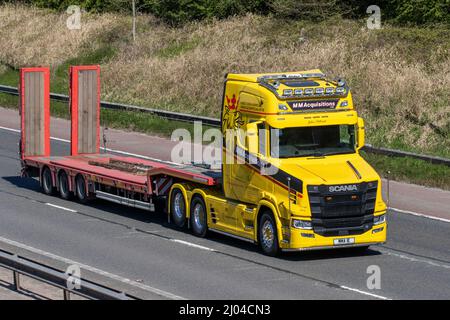 John Patrick M M acquisitions spécialistes des véhicules commerciaux d'occasion 2020 SCANIA 650 ST-V8 jaune transporteur de camions scania HGV ; camion de livraison, véhicules lourds, transport, conduite de camions sur le M61 Manchester, Royaume-Uni Banque D'Images