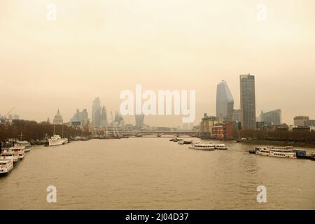 Un nuage de poussière du Sahara vu depuis le pont de Waterloo à Londres. Il vient comme des parties du sud de l'Espagne ont été blanchis à la suite d'un épais panache qui a tourné le ciel orange, avec des images satellites montrant clairement la poussière au-dessus de la France. Date de la photo: Mercredi 16 mars 2022. Banque D'Images