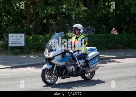 Berlin, Allemagne - juin 02 2019 : un cycliste de police patrouilant dans les rues près de la colonne de la victoire. Banque D'Images