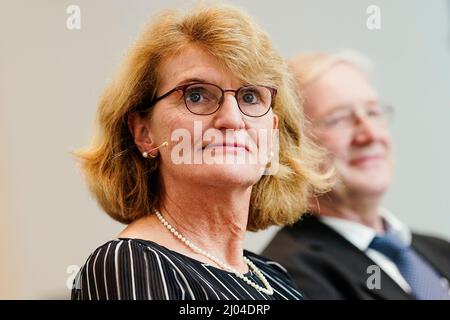 Mannheim, Allemagne. 16th mars 2022. Christa Dürscheid, lauréate du prix et linguiste, se trouve à la cérémonie de remise du prix Konrad Duden à la Kunsthalle de Mannheim. Credit: Uwe Anspach/dpa/Alamy Live News Banque D'Images