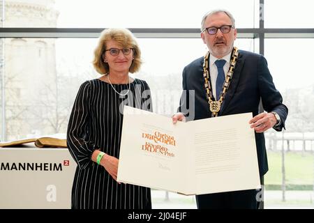 Mannheim, Allemagne. 16th mars 2022. Christa Dürscheid, lauréate du prix et linguiste, reçoit un certificat de Peter Kurz, Lord Mayor of the City of Mannheim, lors de la cérémonie de remise du prix Konrad Duden à la Kunsthalle Mannheim. Credit: Uwe Anspach/dpa/Alamy Live News Banque D'Images