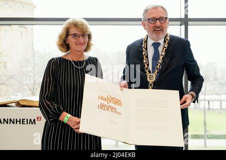 Mannheim, Allemagne. 16th mars 2022. Christa Dürscheid, lauréate du prix et linguiste, reçoit un certificat de Peter Kurz, Lord Mayor of the City of Mannheim, lors de la cérémonie de remise du prix Konrad Duden à la Kunsthalle Mannheim. Credit: Uwe Anspach/dpa/Alamy Live News Banque D'Images