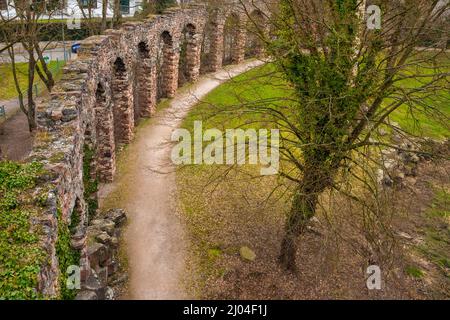 Belle vue aérienne des ruines artificielles de l'aqueduc romain de Nicolas de Pigage dans le célèbre jardin anglais de Schwetzingen... Banque D'Images