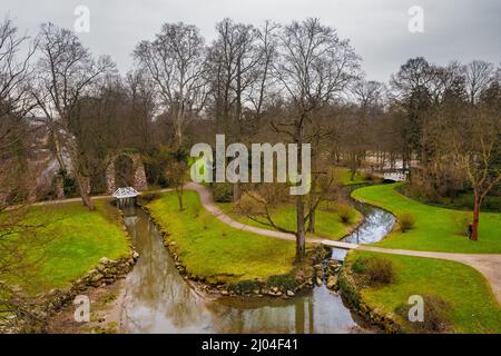 Belle vue aérienne de la limite nord du jardin anglais paysage à Schwetzingen montre les ruines artificielles d'un aqueduc avec le bras est... Banque D'Images