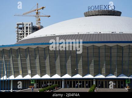 Bucarest, Roumanie - 25 juillet 2021 : Pavillon central - le dôme du parc des expositions Romexpo, construit en 1962 par les plans des architectes Ascanio Da Banque D'Images