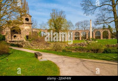 Belle vue panoramique sur les ruines artificielles d'un fort d'eau romain avec un aqueduc attaché construit par Nicolas de Pigage dans le jardin anglais... Banque D'Images