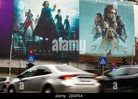 Bucarest, Roumanie - 16 mars 2022 : deux bannières extra-grandes annonçant les films Matrix Resurrections et Dune sont affichées sur le mur d'un sous Banque D'Images