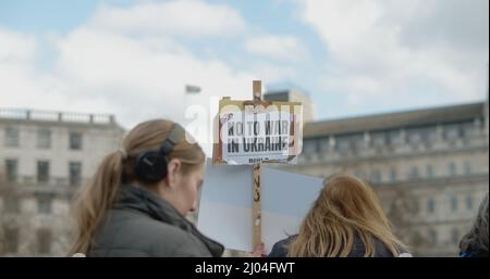 Londres, Royaume-Uni - 03 06 2022 : une femme proteste à Trafalgar Square et porte le panneau « non à la guerre en Ukraine » pour soutenir le peuple ukrainien en guerre. Banque D'Images