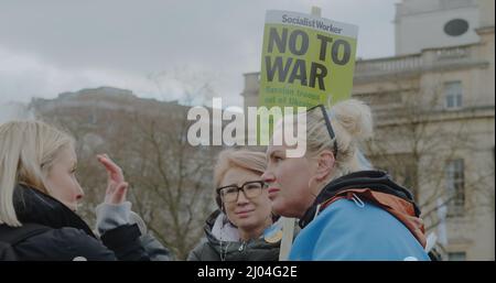 Londres, Royaume-Uni - 03 06 2022 : une femme proteste à Trafalgar Square, en tenant un panneau, 'No to War', pour soutenir le peuple d'Ukraine en guerre. Banque D'Images