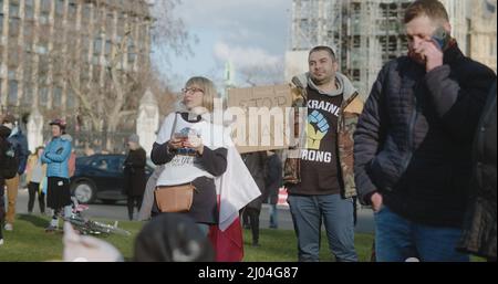 Londres, Royaume-Uni - 03 06 2022 : un homme proteste sur la place du Parlement à Westminster, en tenant un panneau, ‘Top War’, contre la guerre du peuple d'Ukraine. Banque D'Images