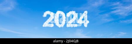 Année 2024 mot fait de nuages sur fond bleu ciel Banque D'Images