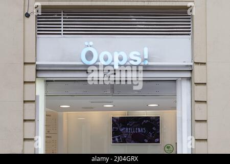 VALENCE, ESPAGNE - 10 MARS 2022 : les Oops sont des crèmes glacées artisanales au format yaourt glacé Banque D'Images