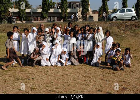 Sangli, Maharashtra, Inde, Asie, 09 décembre 2006 - Indien non identifié un grand groupe d'enfants heureux et joyeux qui se disputent et dansent au sol de leur école. Banque D'Images