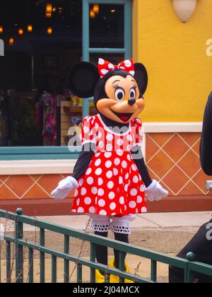 Photo verticale d'une personne dans un costume Minnie Mouse à Disneyland Paris Banque D'Images