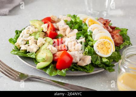 Salade américaine Cobb saine avec œuf bacon avocat poulet tomate. Régime de céto bas carb copieux Banque D'Images