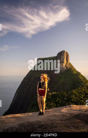 Belle vue sur le coucher du soleil pour femme sur la forêt tropicale rocheuse montagne Banque D'Images