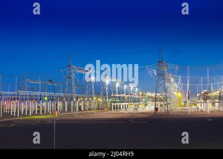 Vue sur une sous-station électrique la nuit Banque D'Images