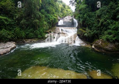 Belle vue sur la cascade de la forêt tropicale verte de l'atlantique à Itatiaia Banque D'Images