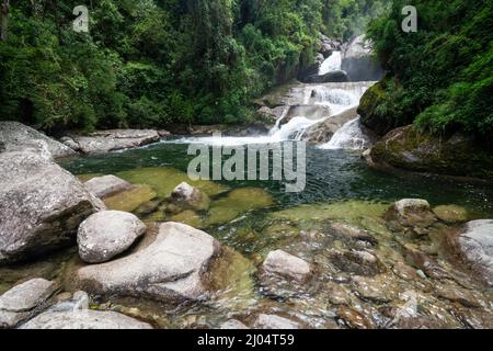 Belle vue sur la cascade de la forêt tropicale verte de l'atlantique à Itatiaia Banque D'Images