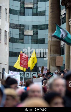 Les participants se réunissent pour un rassemblement mondial pour la liberté devant la BBC Broadcasting House à Londres. Banque D'Images