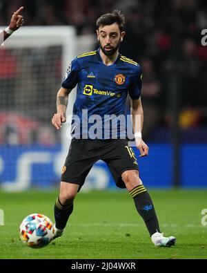 Bruno Fernandes de Manchester United et Geoffrey Kondogbia de l'Atletico de Madrid lors du match de la Ligue des champions de l'UEFA, tour de 16 entre l'Atletico de Madrid et Manchester United se sont produits au stade Wanda Metropolitano le 23 février 2022 à Madrid, Espagne. (Colas Buera / Magma / Pressinphoto) Banque D'Images