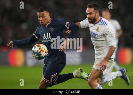 Kylian Mppe du PSG et Daniel Carvajal du Real Madrid lors du match de la Ligue des champions de l'UEFA entre Paris Saint Germain et Real Madrid, joué au Parque des Princes Stadium le 15 février 2022 à Paris, Espagne. (Photo de PRESSINPHOTO) Banque D'Images