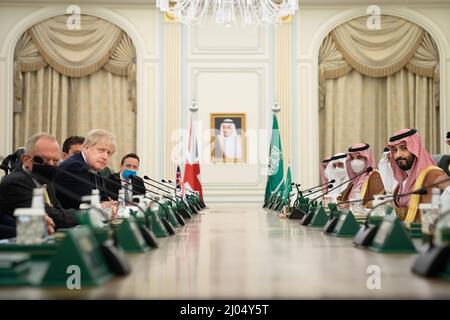 Le Premier ministre Boris Johnson signe un accord de partenariat stratégique avec le prince héritier d'Arabie saoudite Mohammed ben Salman, lors d'une réunion au Palais royal. Le Premier ministre effectue une visite d'une journée en Arabie saoudite et dans les Émirats arabes Unis pour renforcer les liens avec les nations du Golfe afin de s'attaquer au président russe Vladimir Poutine. Date de la photo: Mercredi 16 mars 2022. Banque D'Images